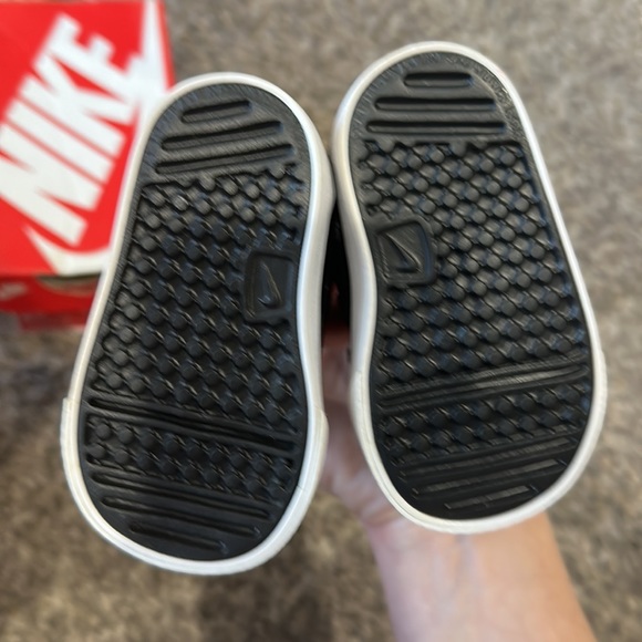 Nike capri 3 ltr (tdv) size 2c - black - Picture 2 of 4